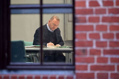 Verdi-Chef Frank Werneke vertiefte sich in Unterlagen. Foto: Michael Bahlo/dpa
