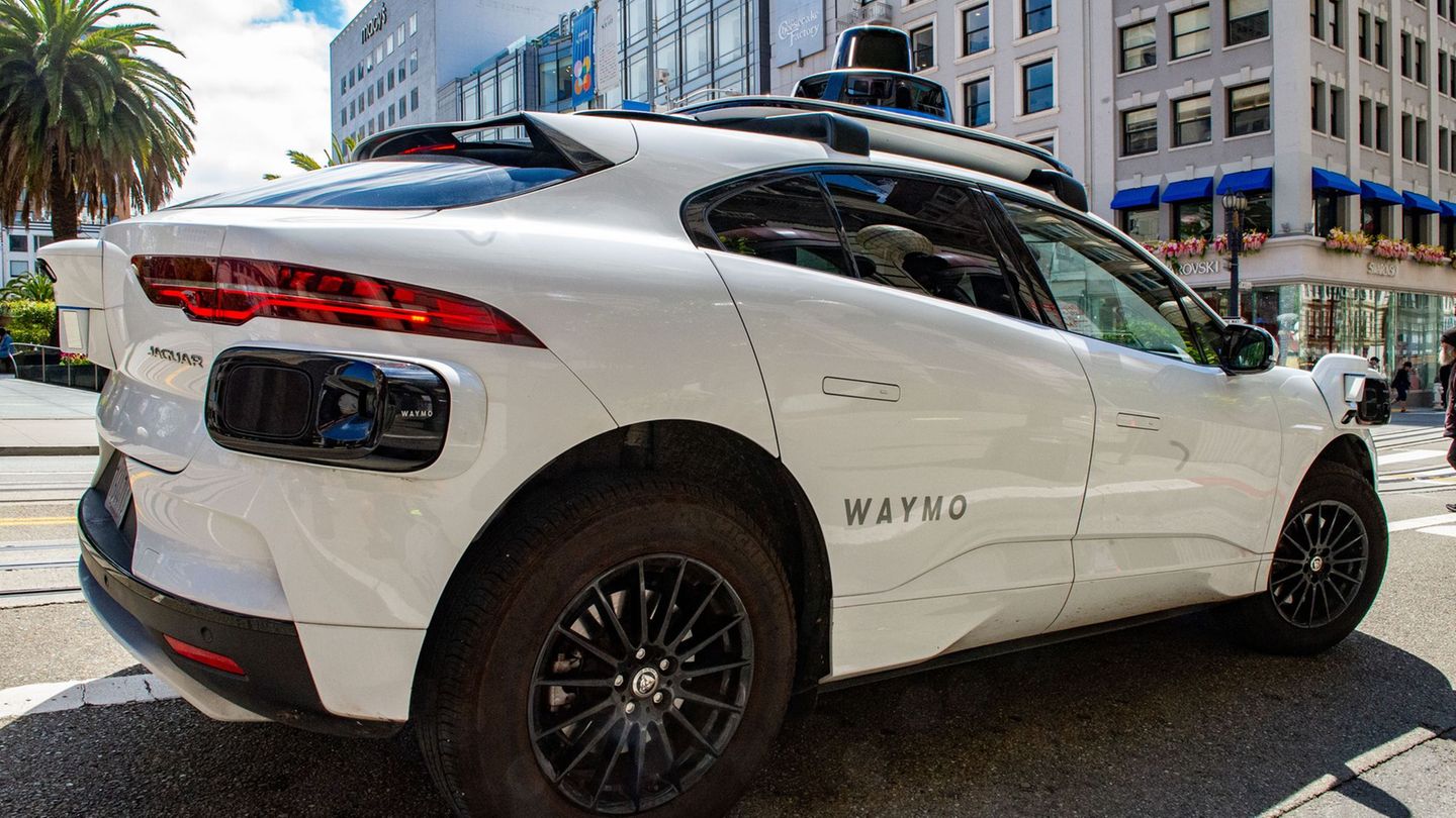 Wenn Fahrgäste die Tür eines der aktuellen Robotaxis von Waymo offenlassen, ist das selbstfahrende Autos oft hilflos. (Archivbil