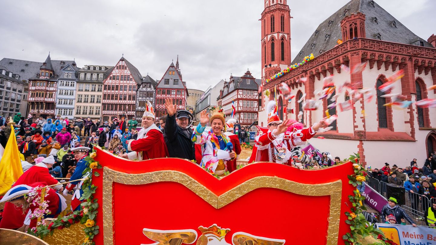 Am Sonntag ziehen Motivwagen, Garden und Musikkapellen durch die Frankfurter Innenstadt. (Archivbild) Foto: Andreas Arnold/dpa
