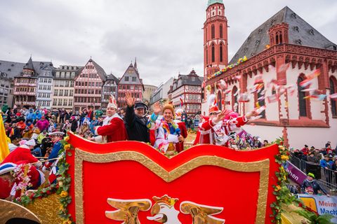 Am Sonntag ziehen Motivwagen, Garden und Musikkapellen durch die Frankfurter Innenstadt. (Archivbild) Foto: Andreas Arnold/dpa