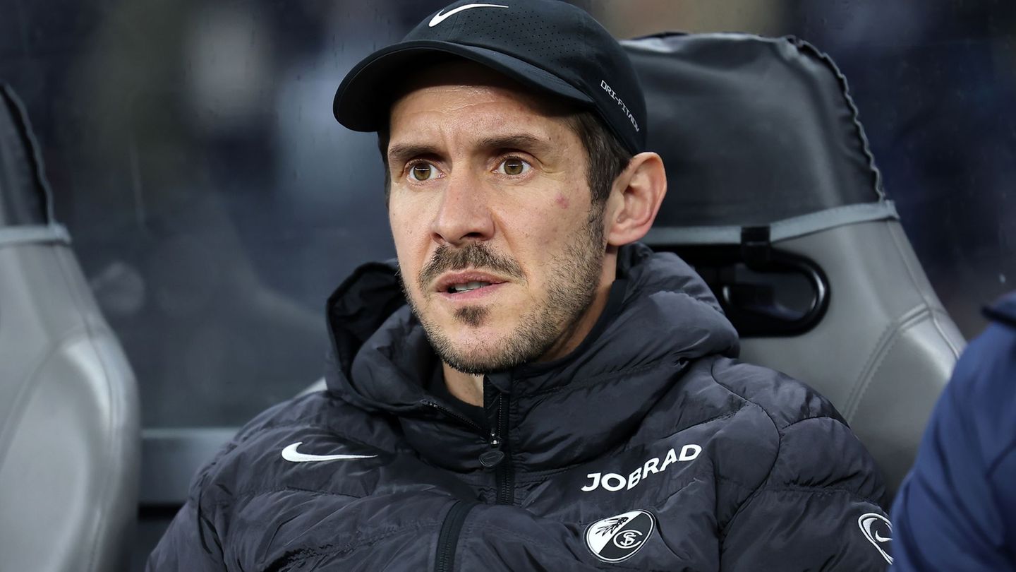 Dieses Mal kein Platz auf der Bank: Freiburgs Trainer Schuster ist in Hoffenheim gesperrt. Foto: Andreas Gora/dpa