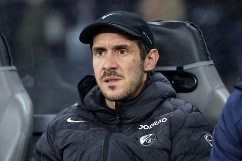 Dieses Mal kein Platz auf der Bank: Freiburgs Trainer Schuster ist in Hoffenheim gesperrt. Foto: Andreas Gora/dpa