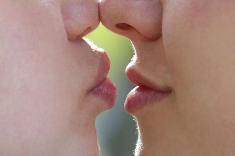 Der Kuss ist mehr als nur eine Berührung der Lippen. (Symbolbild) Foto: Karl-Josef Hildenbrand/dpa