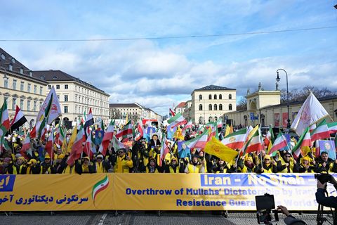 Bereits am Freitag demonstrierten Menschen in der Münchner Innenstadt anlässlich der Münchner Sicherheitskonferenz. Am Samstag s