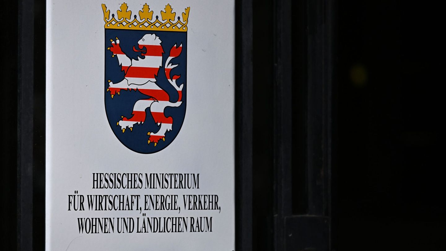 Unter anderem im Hessischen Wirtschaftsministerium steigt die Zahl der Stellen. (Archivbild) Foto: Michael Brandt/dpa