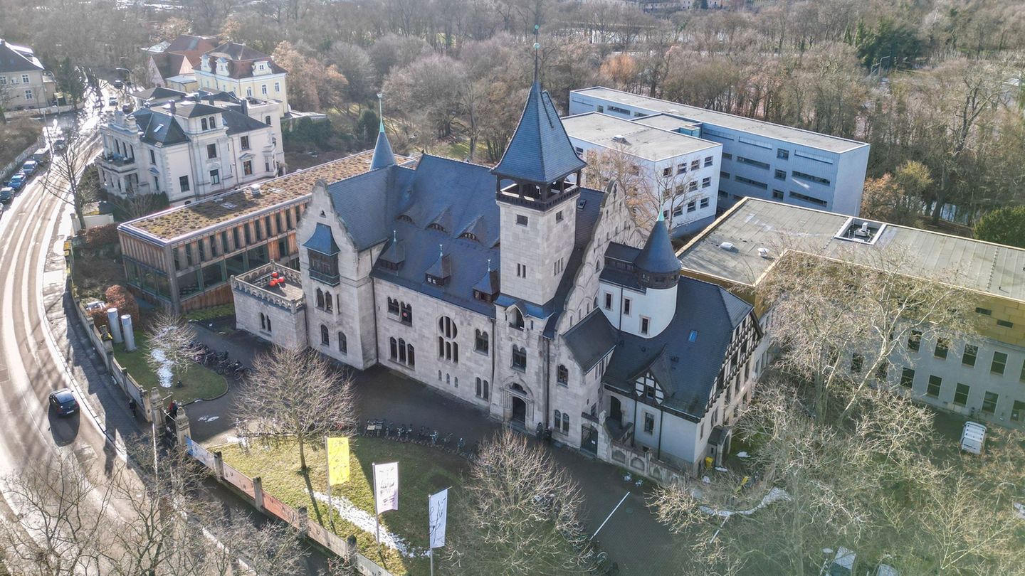 Die Burg Giebichenstein sollte eigentlich schon 2027 einen Neubau bekommen. (Archivbild) Foto: Jan Woitas/dpa