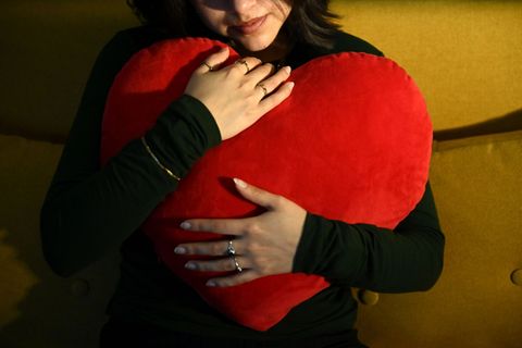 Lass dich drücken: Das rote Herz ist das Symbol der Liebe. (Archivbild) Foto: Elisa Schu/dpa