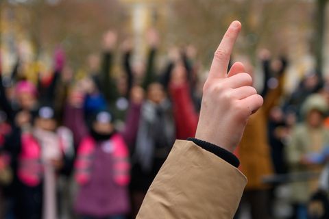 In einer Reihe von Städten wollen Menschen mit Tanzaktionen ein Zeichen gegen Gewalt an Frauen setzen. (Archivbild) Foto: Klaus-