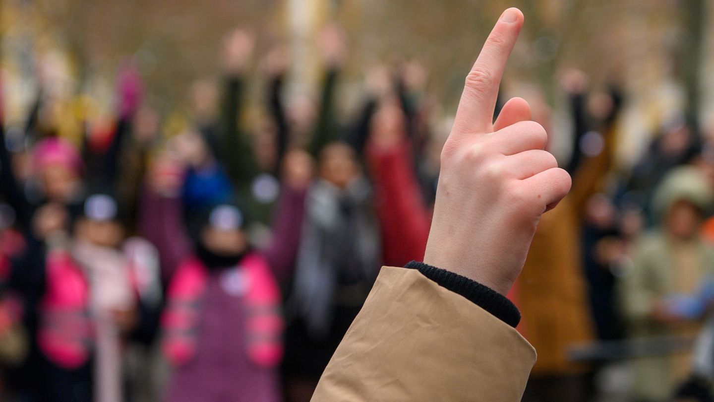 In einer Reihe von Städten wollen Menschen mit Tanzaktionen ein Zeichen gegen Gewalt an Frauen setzen. (Archivbild) Foto: Klaus-