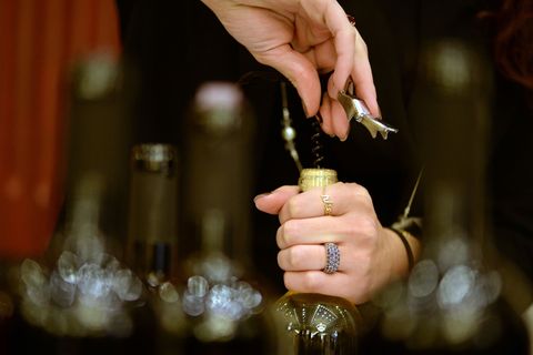 Wenn etwa die gute Flasche Wein im Regal zu Hause nicht zum Alltagsessen passt, gibt es manchmal die Chance, die Flasche mit ins