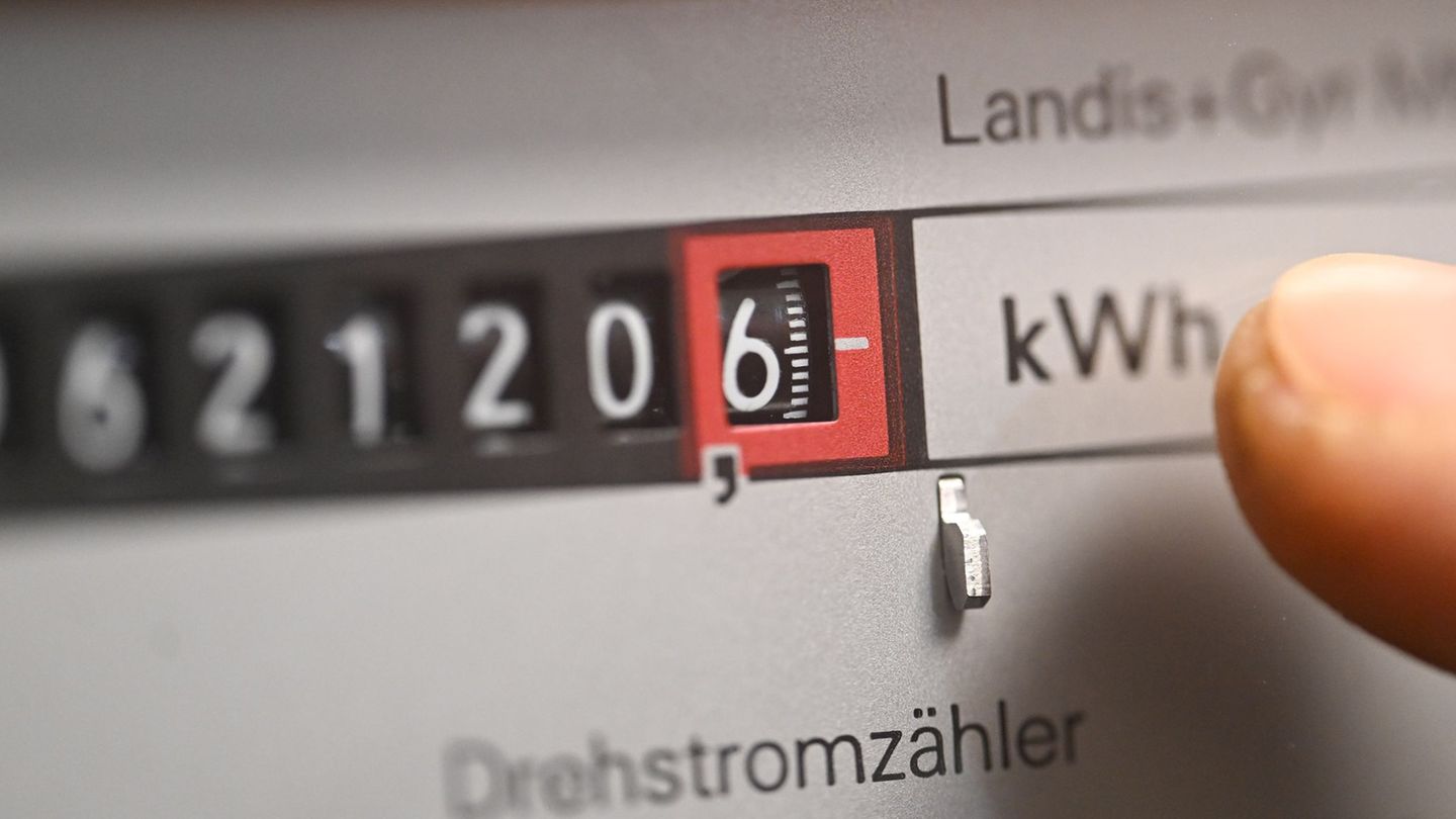 Viele Strom-Grundversorger haben schon die Preise gesenkt, weitere folgen. Der Grund: Gesunkene Netzgebühren und niedrigere Eink