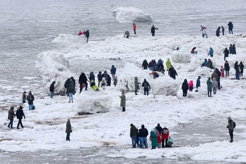 Die Gemeinde Geesthacht ist seit Wochen gut besucht. Der Grund dafür: die außergewöhnlichen Eisberge auf der Elbe. (Archivbild)