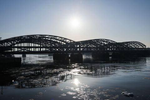 Auch die direkt hinter der Freihafenelbbrücke liegenden Bahnbrücken müssen durch Neubauten ersetzt werden. (Archivbild) Foto: Ch