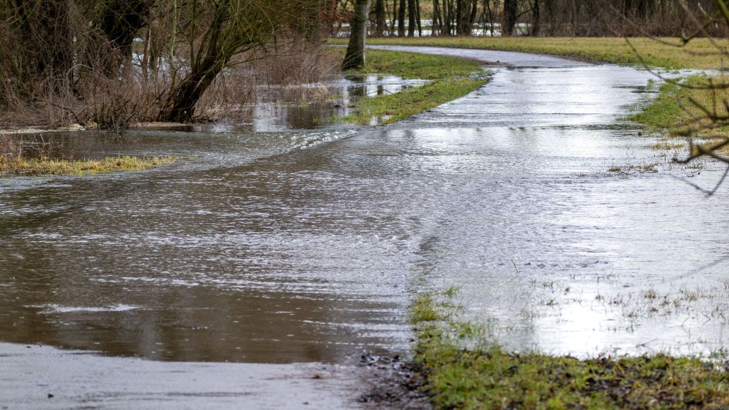 Die Hochwasserlage in Bayern bleibt angespannt. Foto: Pia Bayer/dpa