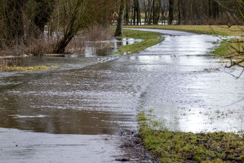 Die Hochwasserlage in Bayern bleibt angespannt. Foto: Pia Bayer/dpa