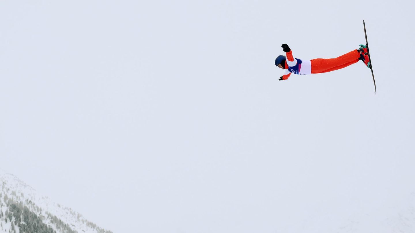 Livigno, Italien. Bei seinem Training wirbelt Noe Roth durch die Luft – und über die Köpfe der staunenden Zuschauer. Im Laufe des Tages tritt er für das Schweizer Team im Freestyle-Skiing bei den Olympischen Winterspielen an. Bewertet werden in der Disziplin die Schwierigkeit und Ausführung akrobatischer Sprünge.
