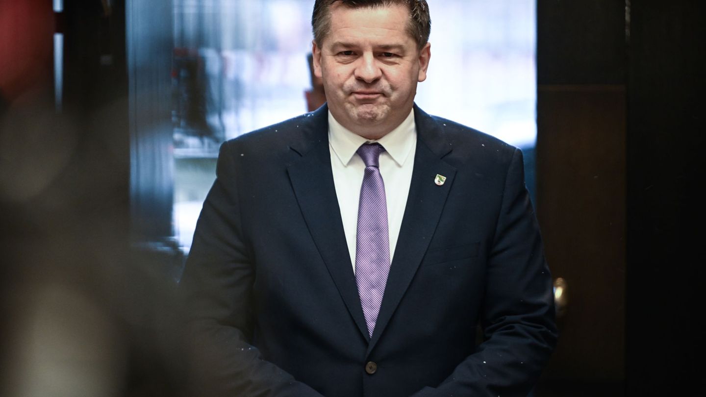 "Die Spitzenleute machen sich die Taschen voll und der Rest darf kostenlos Flyer verteilen. Das ist deren System", sagt Minister