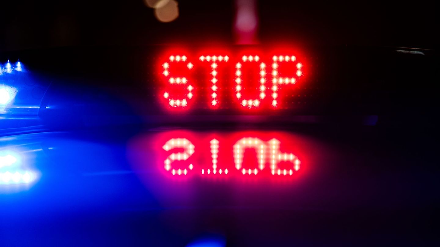 Die Polizei hat das auffällige Auto gestoppt. (Symbolbild) Foto: Robert Michael/dpa