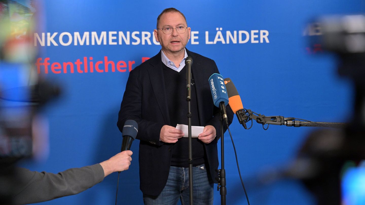 Werneke verkündet die Einigung. Foto: Michael Bahlo/dpa