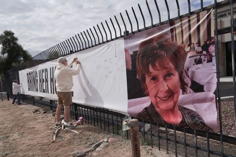 Mit Plakaten versuchen Anwohner die Suche nach der verschwundenen Seniorin Nancy Guthrie in Tuscon, Arizona, zu unterstützen. Fo