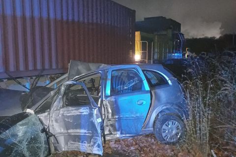 Das Auto wurde bei der Kollision mit dem Güterzug völlig zerstört. Foto: -/Feuerwehr Dortmund/dpa