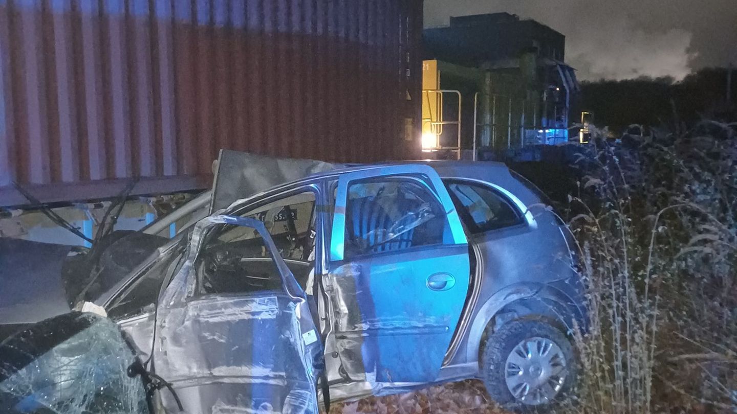 Auto völlig zerstört: Güterzug erfasst Pkw auf Bahnübergang - Insassen verletzt