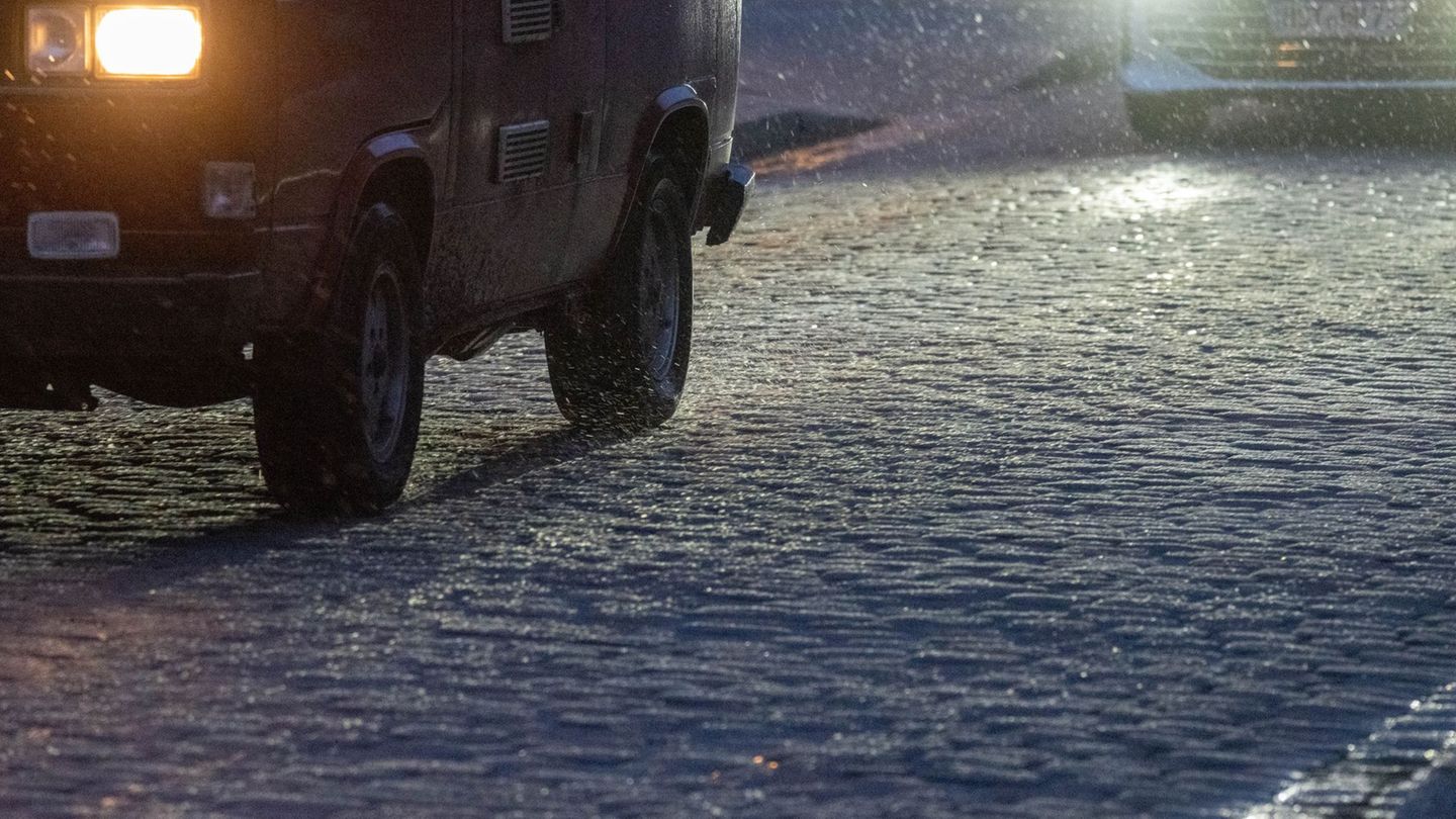In der Nacht kam es durch glatte Straßen zu vielen Unfällen in Norddeutschland. (Archivbild) Foto: Stefan Sauer/dpa