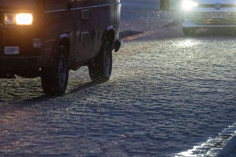 In der Nacht kam es durch glatte Straßen zu vielen Unfällen in Norddeutschland. (Archivbild) Foto: Stefan Sauer/dpa