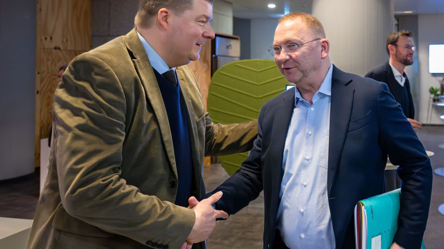 Zwischen Länder-Verhandlungsführer Andreas Dressel und Verdi-Chef Frank Werneke stimmt die Chemie. (Archivbild) Foto: Soeren Sta