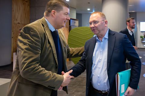 Zwischen Länder-Verhandlungsführer Andreas Dressel und Verdi-Chef Frank Werneke stimmt die Chemie. (Archivbild) Foto: Soeren Sta