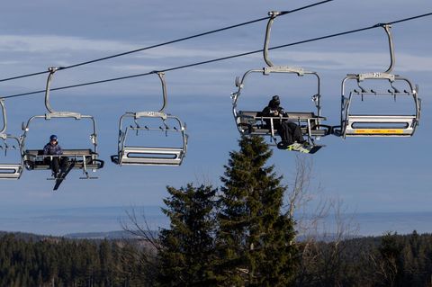 Von der dicken Schneedecke ist durch die milden Temperaturen nicht viel geblieben. (Archivbild) Foto: Michael Reichel/dpa