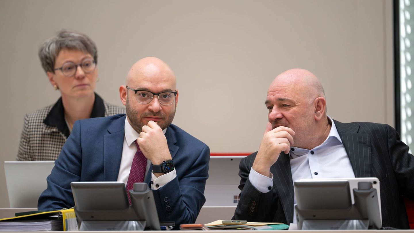 Brandenburgs Innenminister René Wilke (SPD) und Finanzminister Robert Crumbach (parteilos) bewerten die Angleichung zwischen Ost