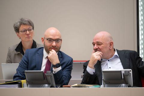 Brandenburgs Innenminister René Wilke (SPD) und Finanzminister Robert Crumbach (parteilos) bewerten die Angleichung zwischen Ost