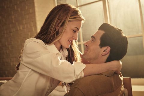 Stürmische Liebe: Sarah Pidgeon als Carolyn Bessette und Paul Kelly als John F. Kennedy Jr.. (Handout) Foto: Kurt Iswarienko/FX/