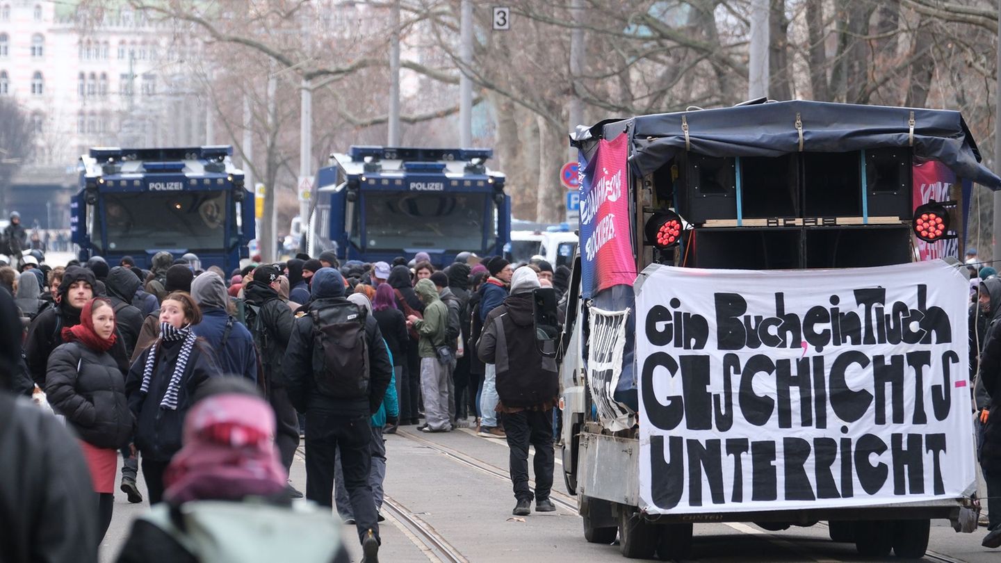 Die Polizei hat hinter den Absperrgittern an der zentralen Kundgebung von "Dresden Wi(e)dersetzen" Wasserwerfer platziert. Foto: