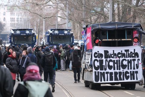 Die Polizei hat hinter den Absperrgittern an der zentralen Kundgebung von "Dresden Wi(e)dersetzen" Wasserwerfer platziert. Foto: