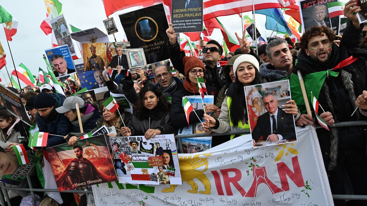 Tausende demonstrierten in München gegen die politische Führung im Iran. Foto: Felix Hörhager/dpa
