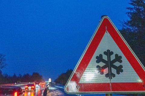 18 Mal kommt es im Landkreis Stade auf glatten Straßen zu Unfällen. (Symbolbild) Foto: Stefan Puchner/dpa