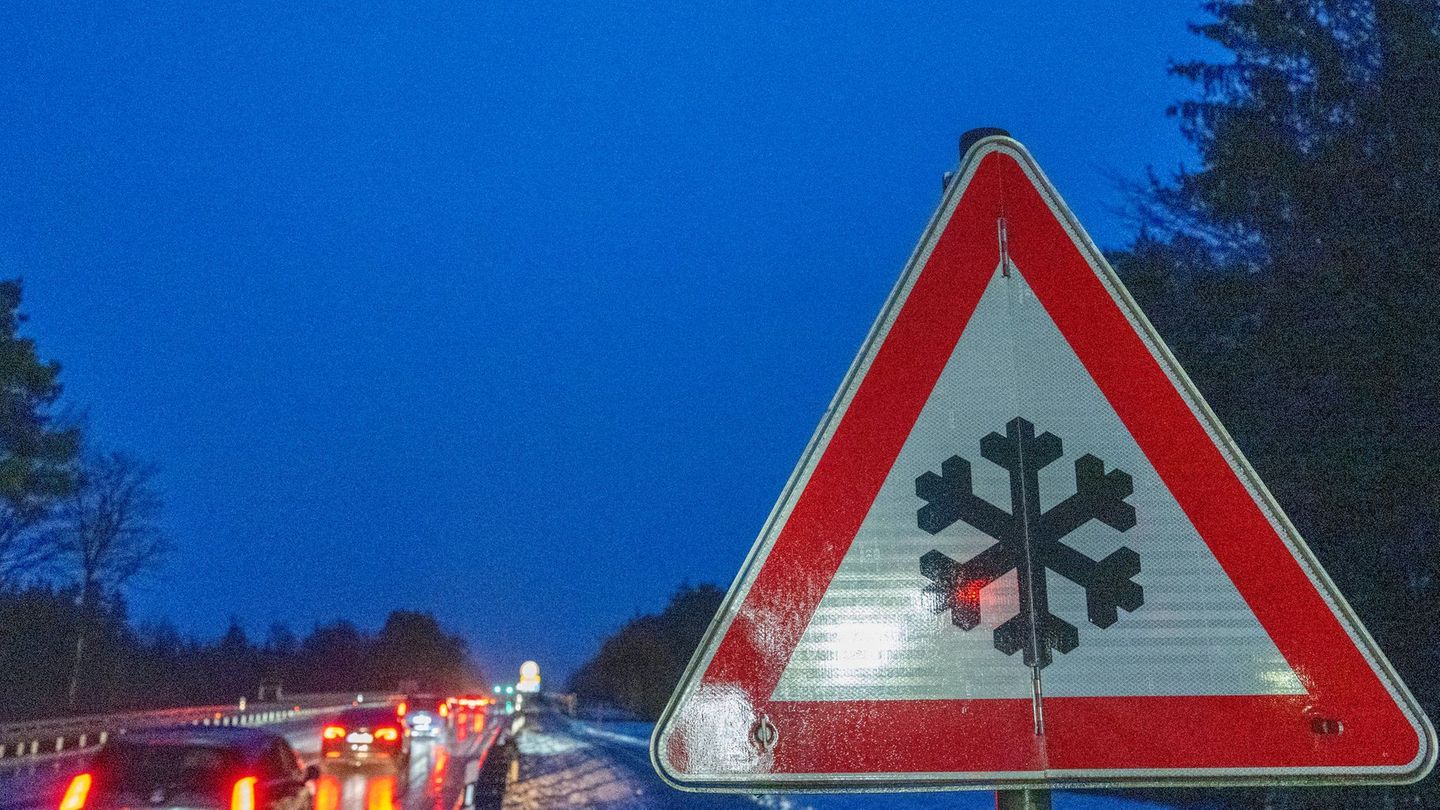 18 Mal kommt es im Landkreis Stade auf glatten Straßen zu Unfällen. (Symbolbild) Foto: Stefan Puchner/dpa