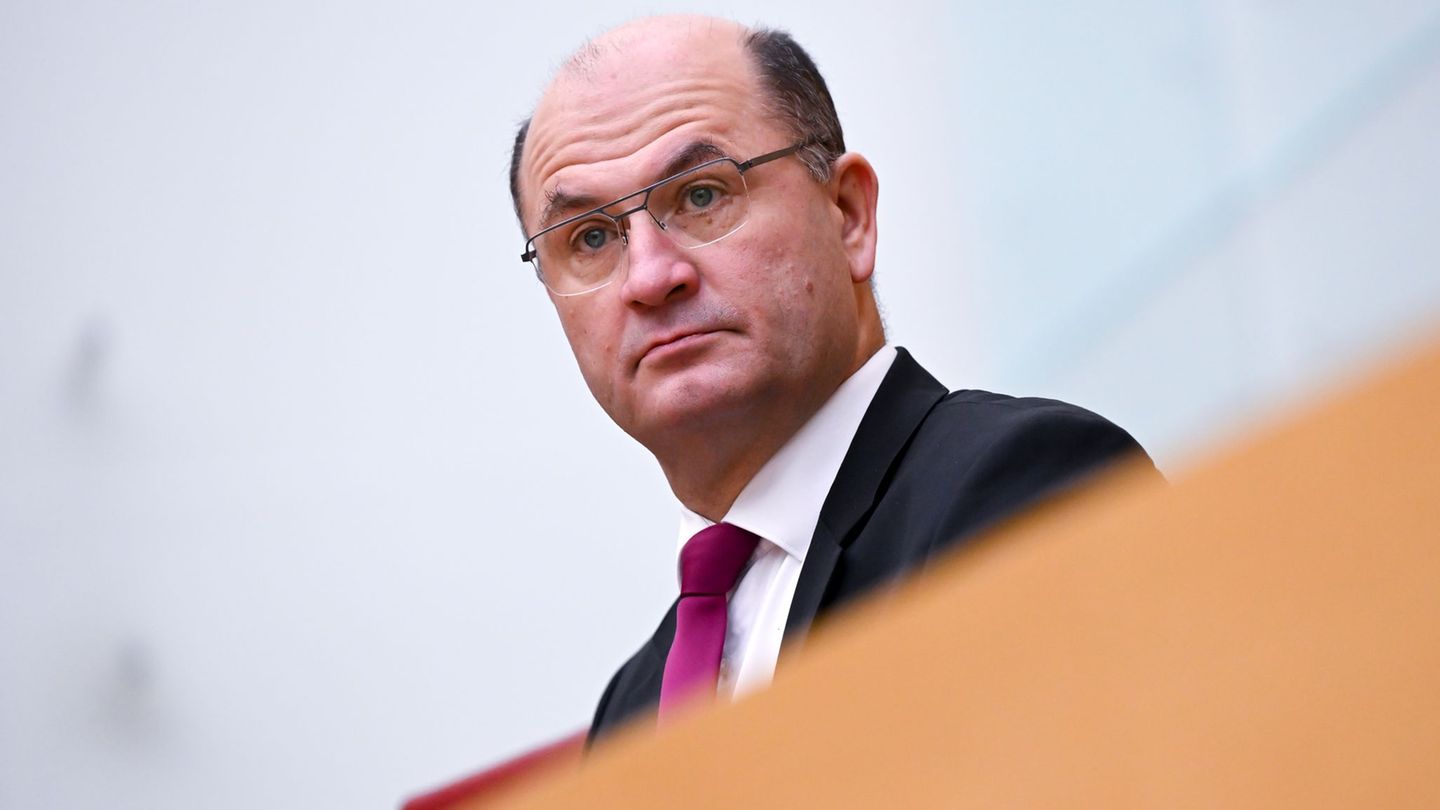 Bayerns Finanzminister Füracker kommentiert den Tarifabschluss der Länder. (Archivbild) Foto: Sven Hoppe/dpa