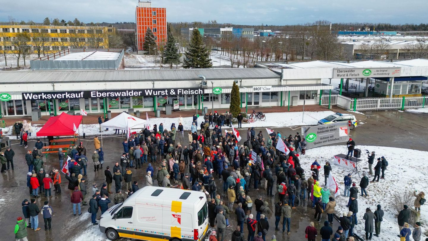 Die Wurstfabrik in Britz bei Eberswalde soll schließen - dagegen gibt es Protest von Beschäftigten. Foto: Patrick Pleul/dpa
