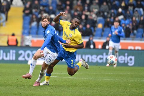 Salomon Nkoa (r, Eintracht Braunschweig) im Zweikampf mit Killian Corredor (SV Darmstadt 98). Foto: Swen Pförtner/dpa