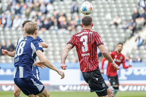 Boris Tomiak von Hannover 96 (r) entwischt Herthas Luca Schuler und trifft zum 1:0. Foto: Andreas Gora/dpa