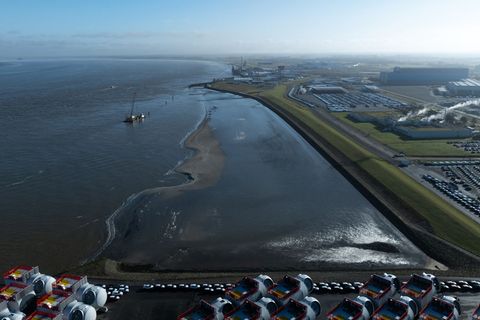 Ein gestrandetes Schiff vor Cuxhaven wird geborgen. (Archivbild) Foto: Philipp Schulze/dpa