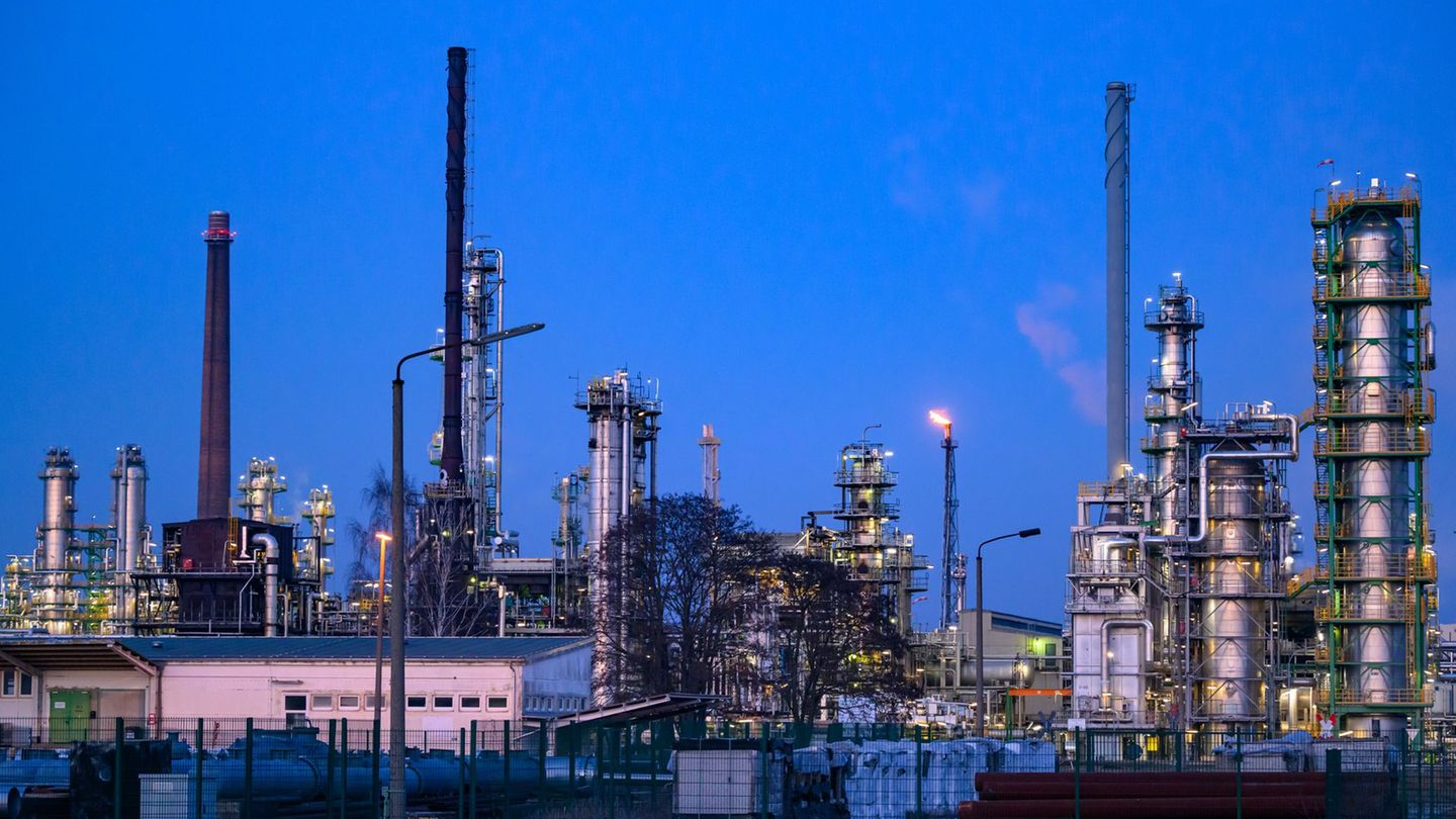 Die PCK-Raffinerie in Schwedt/Oder befürchtet negative Folgen für die Versorgung mit Sprit und Heizöl, falls US-Sanktionen in Kr