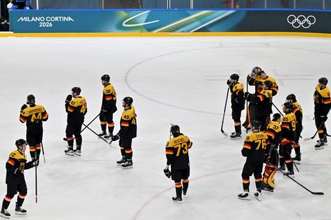 Enttäuschung für das deutsche Eishockey-Team gegen Lettland Foto: Peter Kneffel/dpa