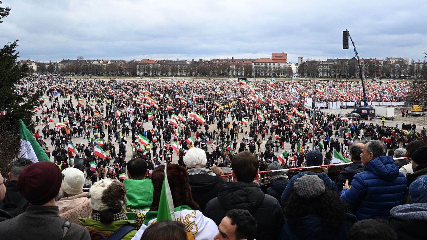 Bis zum Nachmittag zählte die Polizei bereits 200.000 Teilnehmer auf der Iran-Demo auf der Theresienwiese.. Foto: Felix Hörhager