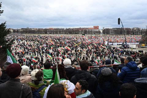 Bis zum Nachmittag zählte die Polizei bereits 200.000 Teilnehmer auf der Iran-Demo auf der Theresienwiese.. Foto: Felix Hörhager
