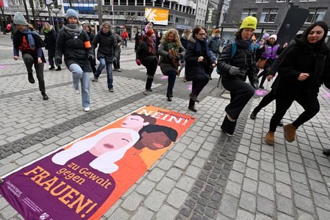 Gelassenes Tanzen als politisches Zeichen in Duisburg. Foto: Roberto Pfeil/dpa