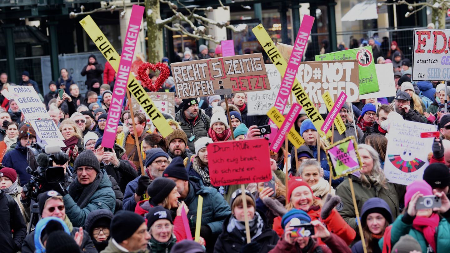 Tausende Menschen nahmen an der Demonstration teil. Foto: Daniel Bockwoldt/dpa